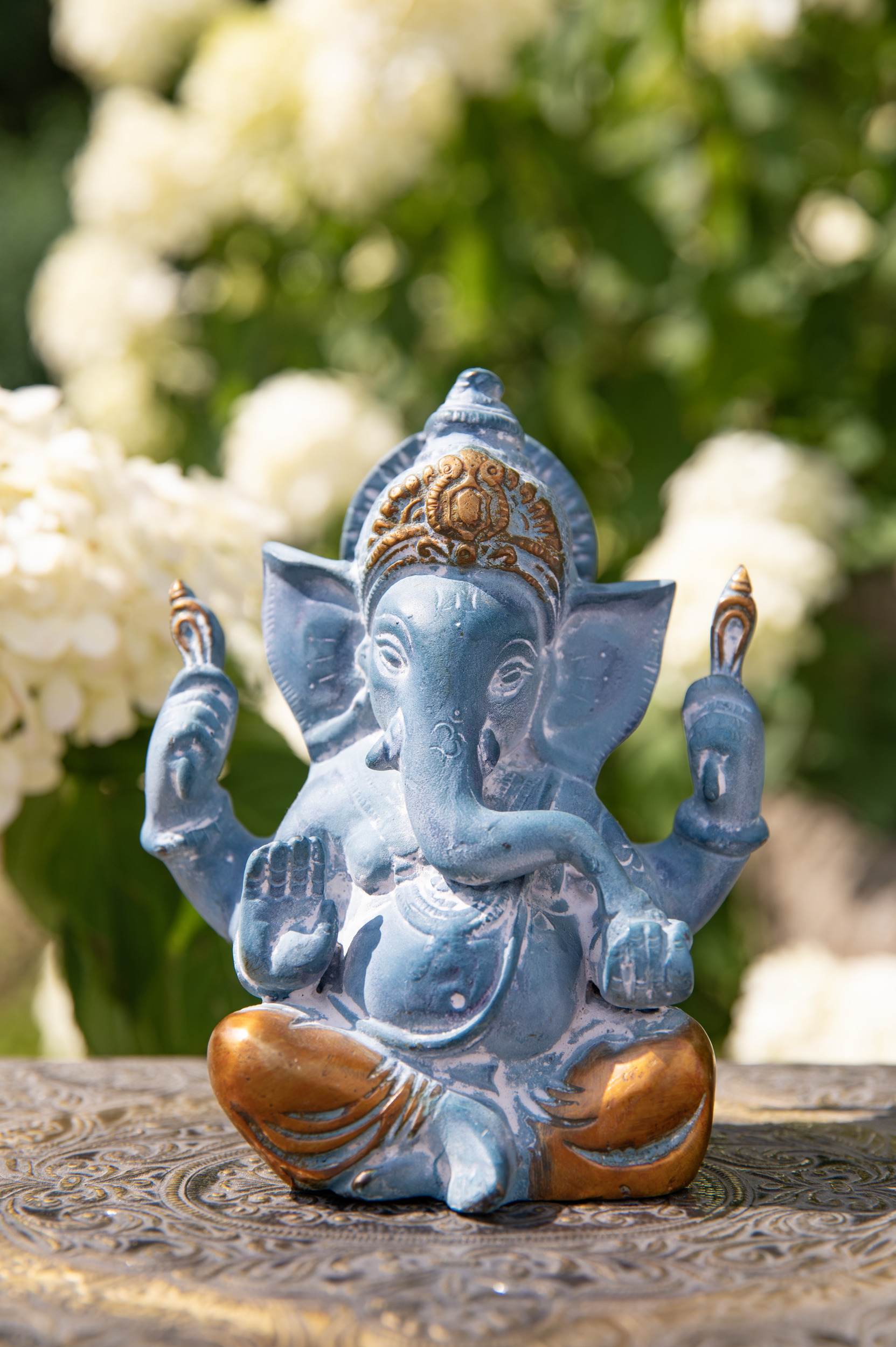 Ganesha Statue aus blauem Sandstein mit Gold Finish 