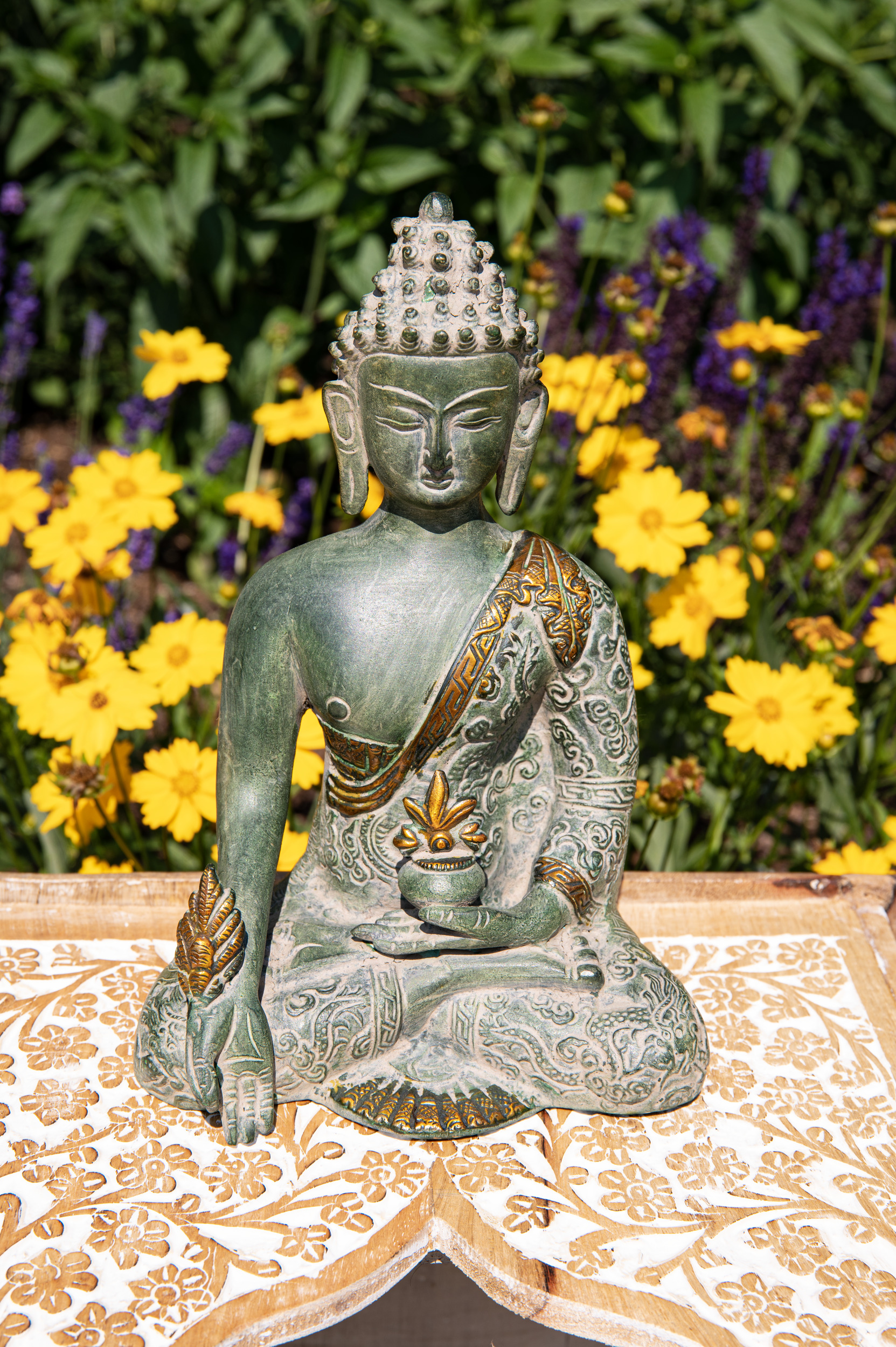 Medizin Buddha Statue aus Messing, grünem Sandstein mit Gold Finish 